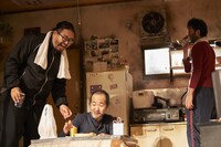 庭劇団ペニノ「笑顔の砦」国内最終公演、東京公演より。（撮影：杉能信介）