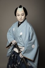 中村莟玉扮する船瀬三平。(c)松竹