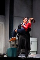 舞台「裸足で散歩」より。（撮影：岡千里）