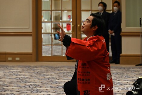 宣伝部長として製作発表に参加する出演者たちの写真を取ろうとする徳永ゆうき。