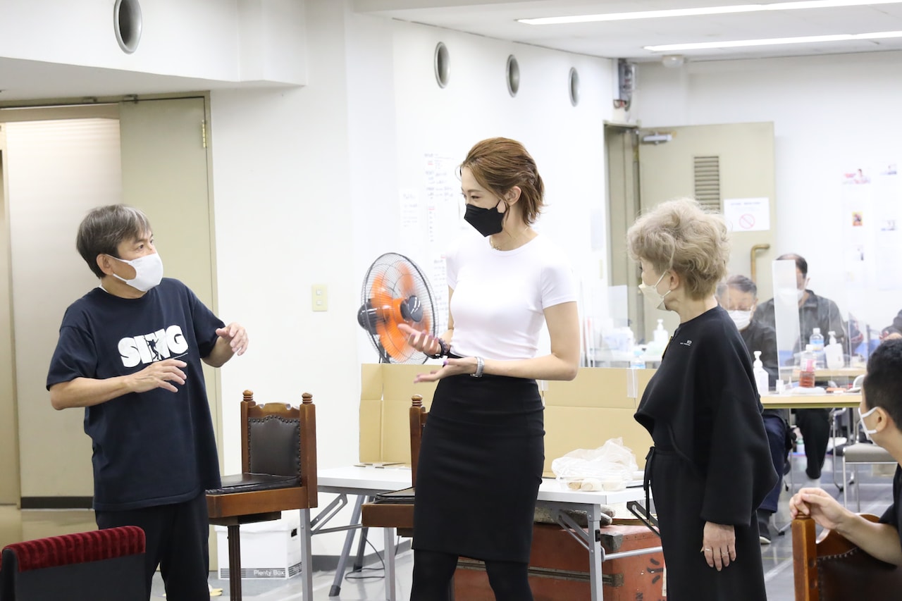 紅ゆずる、稽古場でも“七変化”！「アンタッチャブル・ビューティー」まもなく