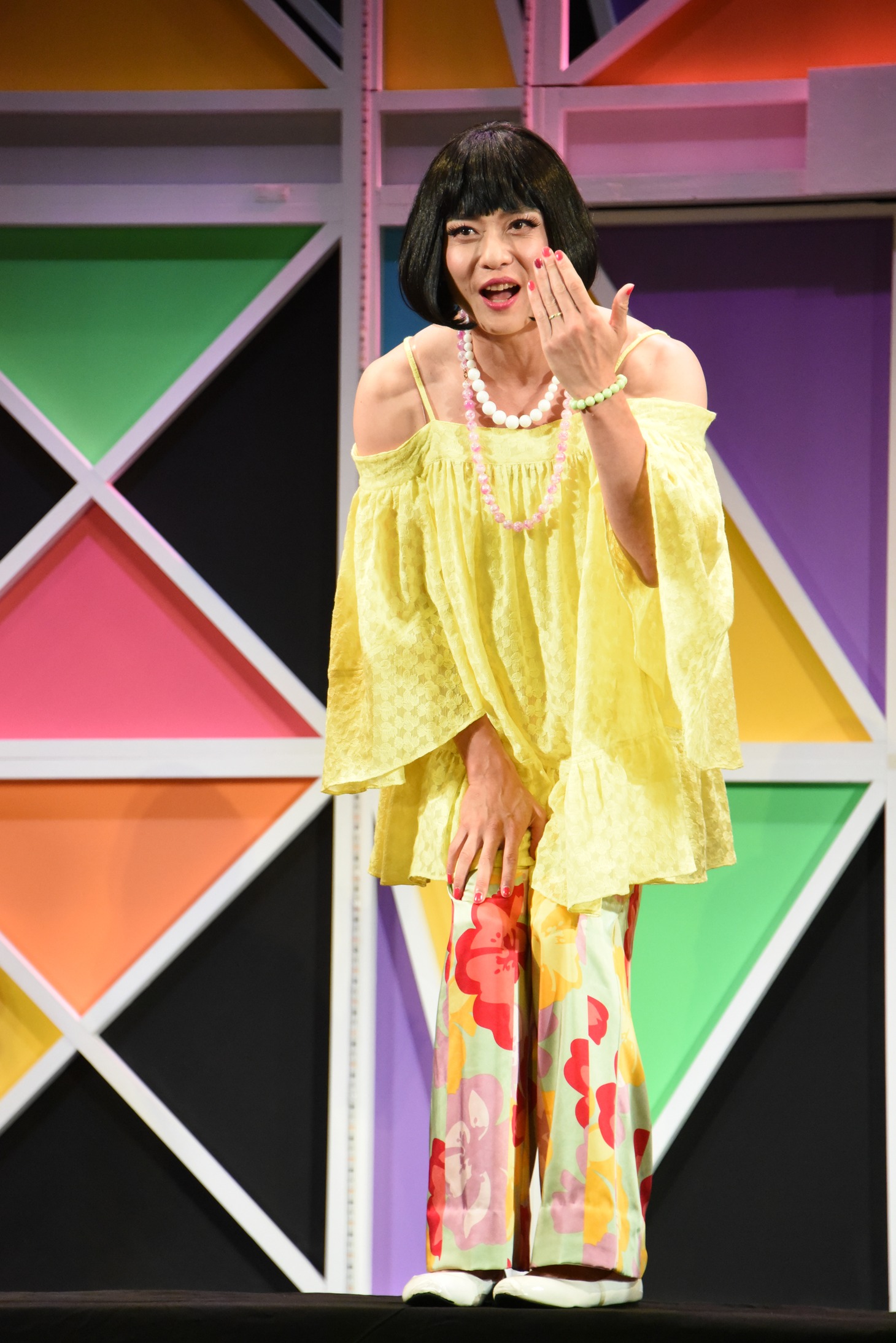 8月末に結婚を発表した石垣佑磨は、左手の薬指に輝く指輪をアピール。