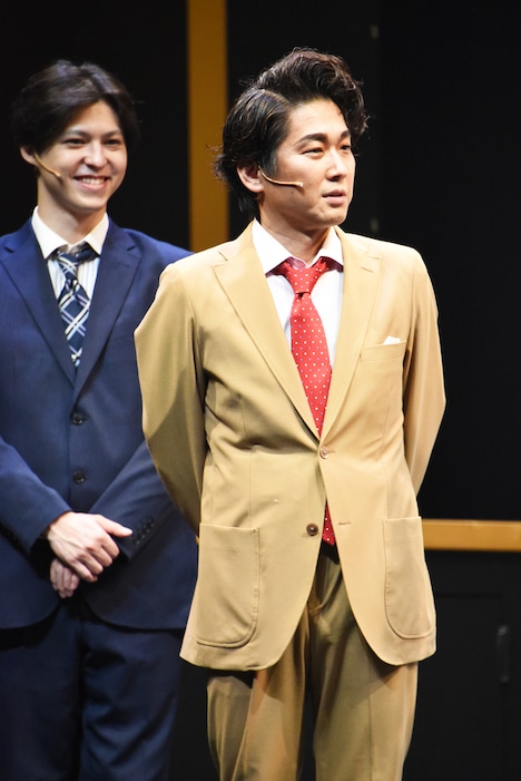 山崎樹範（手前）