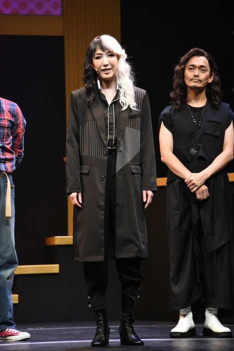 貴城けい（中央）