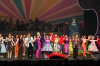 ミュージカル「ヘアスプレー」カーテンコールの様子。