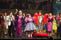 ミュージカル「ヘアスプレー」カーテンコールの様子。