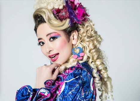 大塚千弘扮するミセス・ワームウッド。