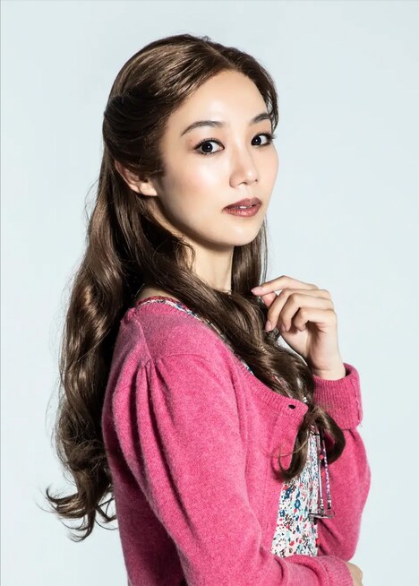 咲妃みゆ扮するミス・ハニー。