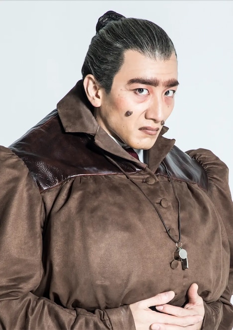 大貫勇輔扮するミス・トランチブル校長。