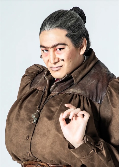 小野田龍之介扮するミス・トランチブル校長。