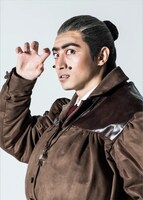 木村達成扮するミス・トランチブル校長。