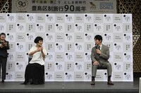 「東京芸術祭 2022 グランドオープニング」より、左から片桐はいり、佐々木蔵之介。（撮影：二石友希）