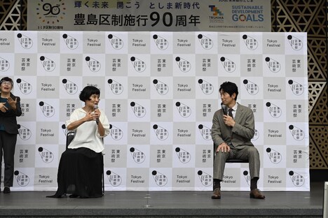 「東京芸術祭 2022 グランドオープニング」より、左から片桐はいり、佐々木蔵之介。(撮影:二石友希)
