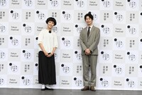 「東京芸術祭 2022 グランドオープニング」より、左から片桐はいり、佐々木蔵之介。（撮影：二石友希）