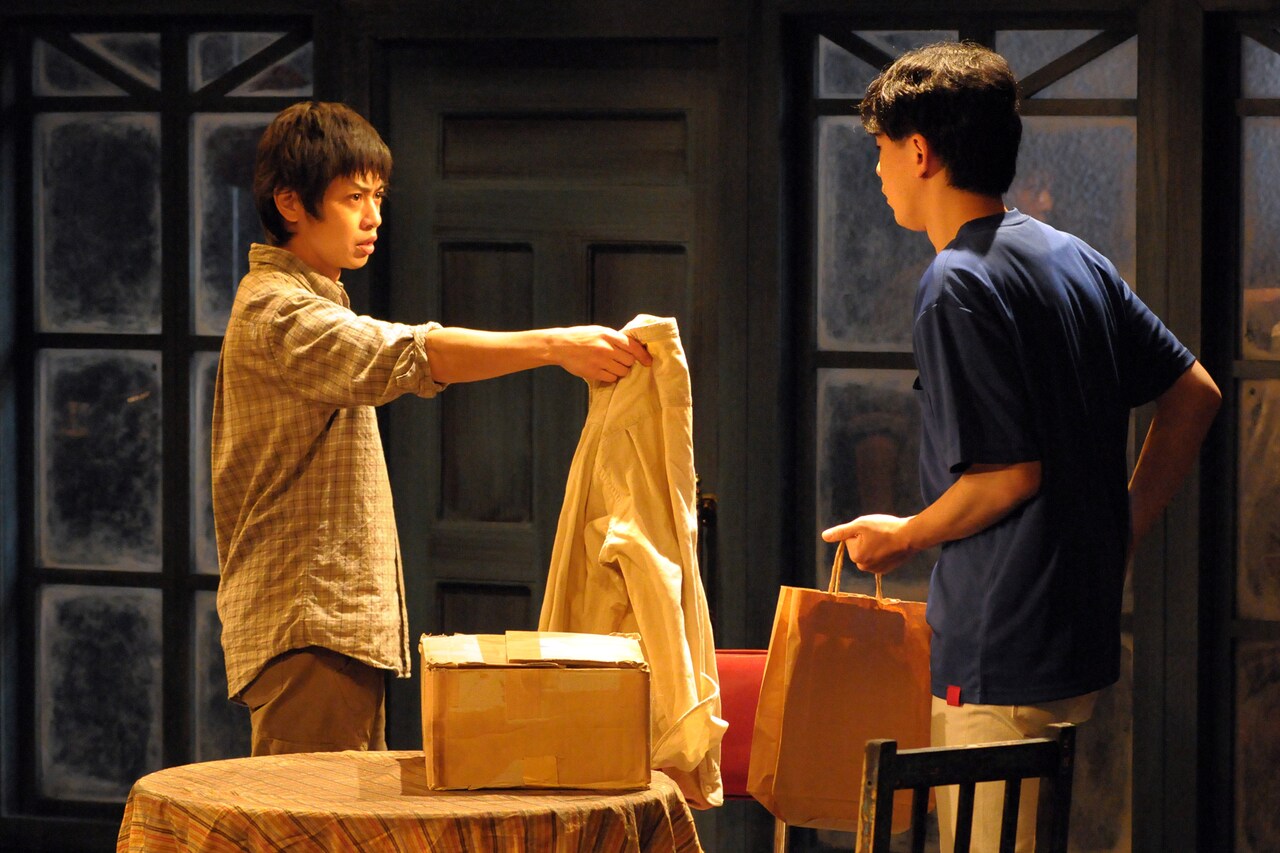 劇団青年座×ピンク地底人3号が作り出す“熱く濃密な空間”、「燐光のイルカたち」開幕