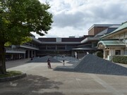 ロームシアター京都 ローム・スクエア 特設エリア「石ころの庭」竣工写真（撮影：市川靖史）