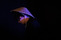 劇団なかゆび「断絶の詩人」より。（撮影：松本成弘）