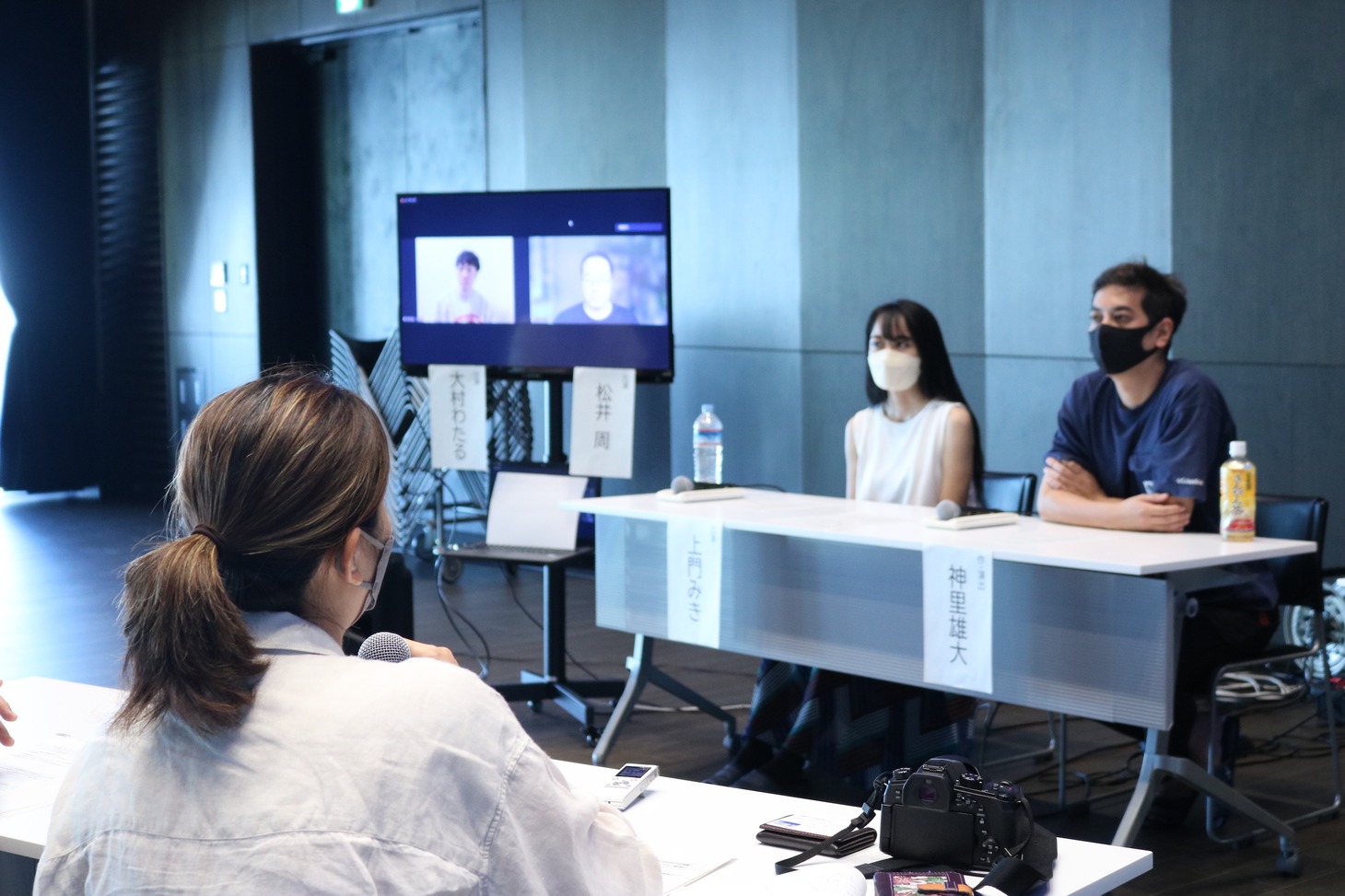 神里雄大 / 岡崎藝術座「イミグレ怪談」会見の様子。