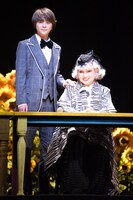 「ハロルドとモード」より。左から佐藤勝利、黒柳徹子。