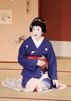 「祇園恋づくし」より、松本幸四郎扮する芸妓染香。