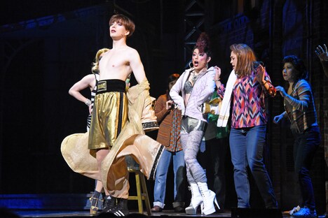 ブロードウェイミュージカル「キンキーブーツ」ゲネプロの様子。