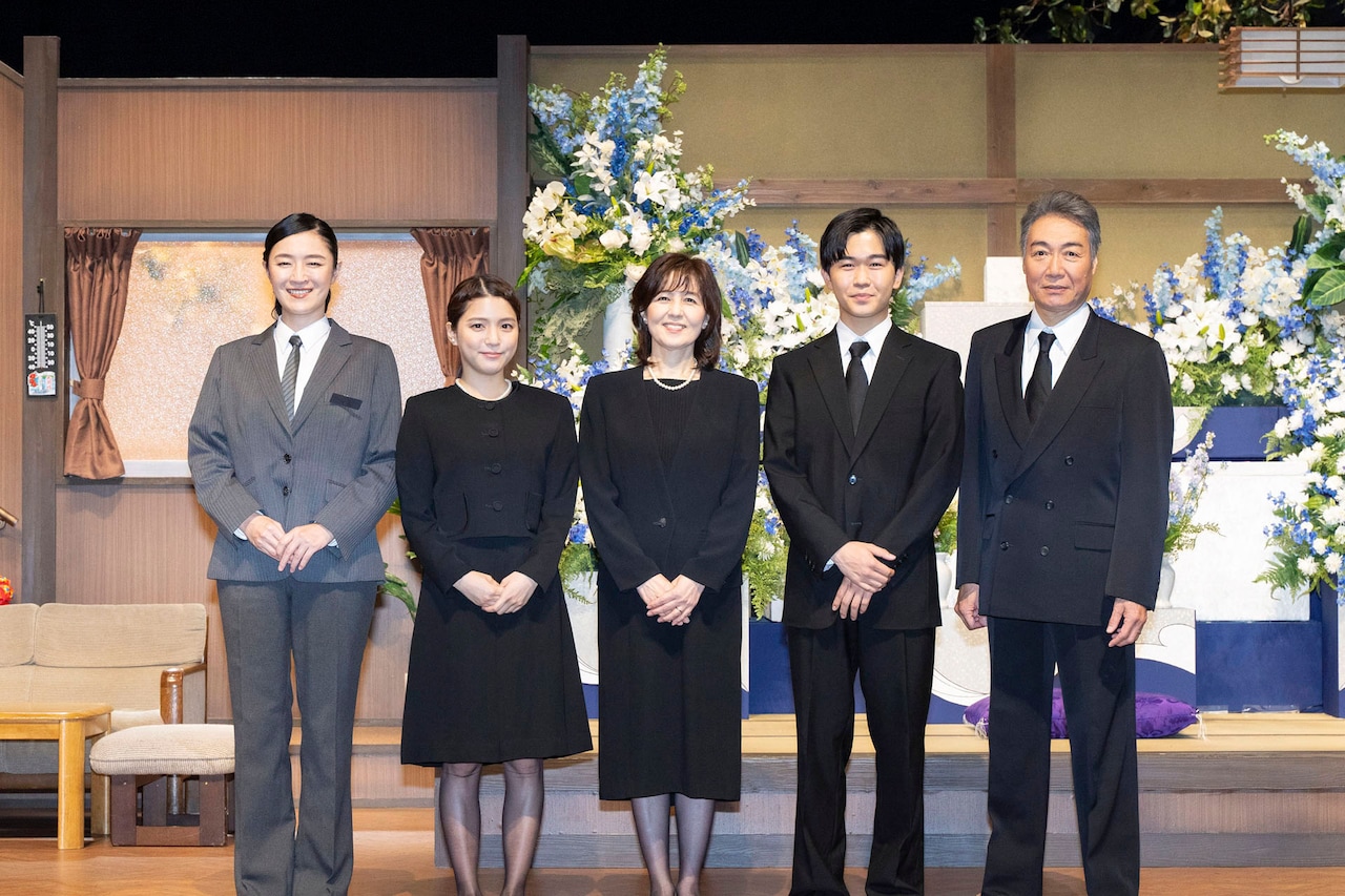 葬式の練習がしたい母に付き合う家族は…石野真子主演「きっとこれもリハーサル」開幕