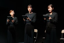 iakuリーディング公演「車窓から、世界の」より。（撮影：木村洋一）