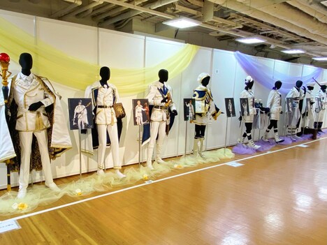 「『2.5次元 大上映祭 2022』～舞台『魔法使いの約束』～」衣裳展示会の様子。