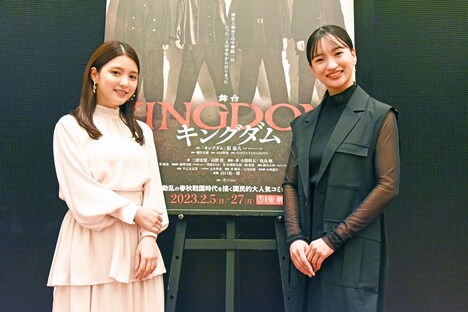 左から川島海荷、華優希。