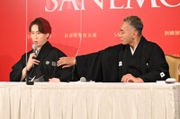 Snow Manにちなんだ雪の紋を報道陣に見せる宮舘涼太（左）と、それを手伝う市川海老蔵（右）。