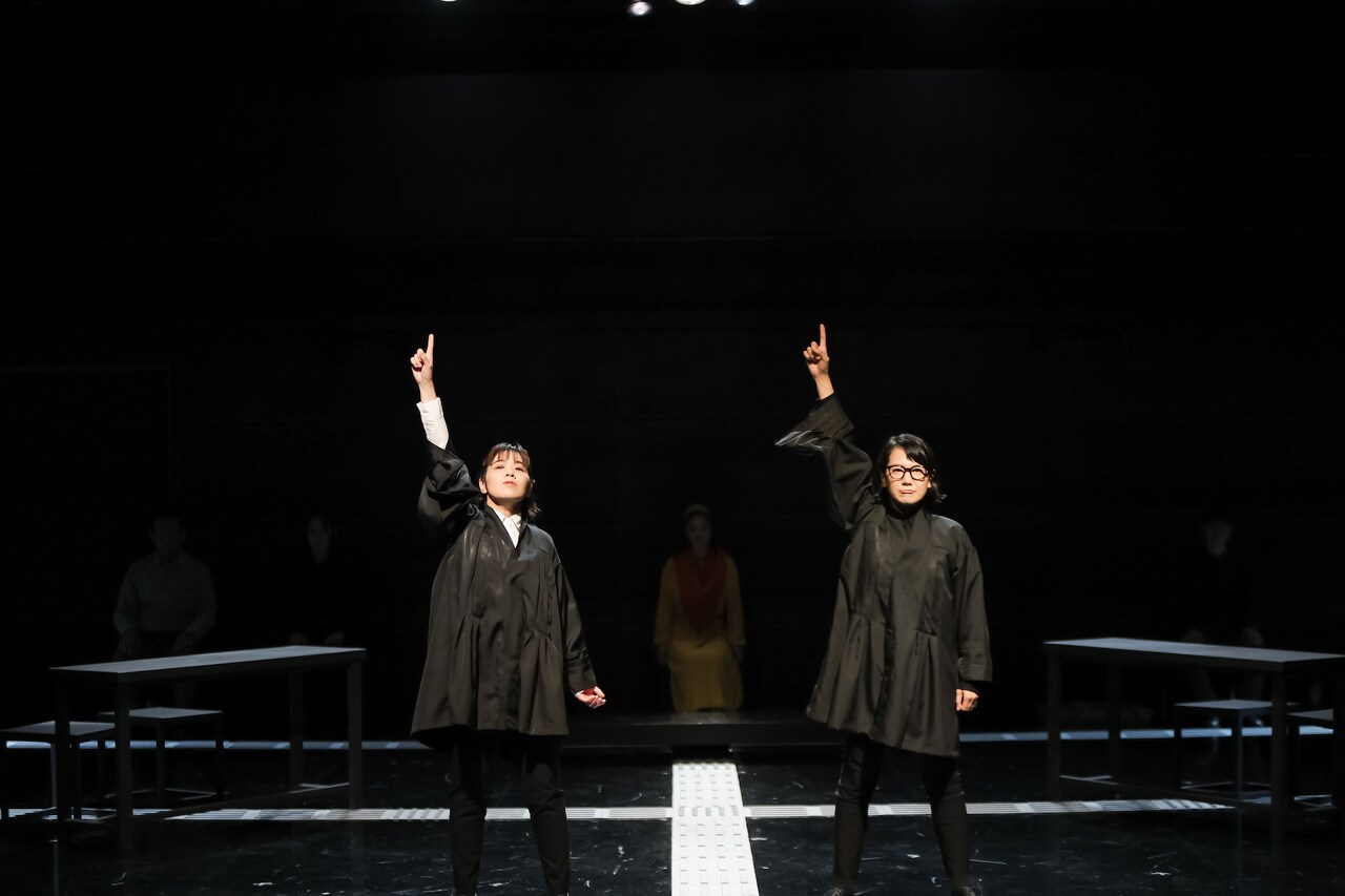俳優たちの凄まじいアンサンブルが展開、KAVC発の手話裁判劇「テロ」開幕