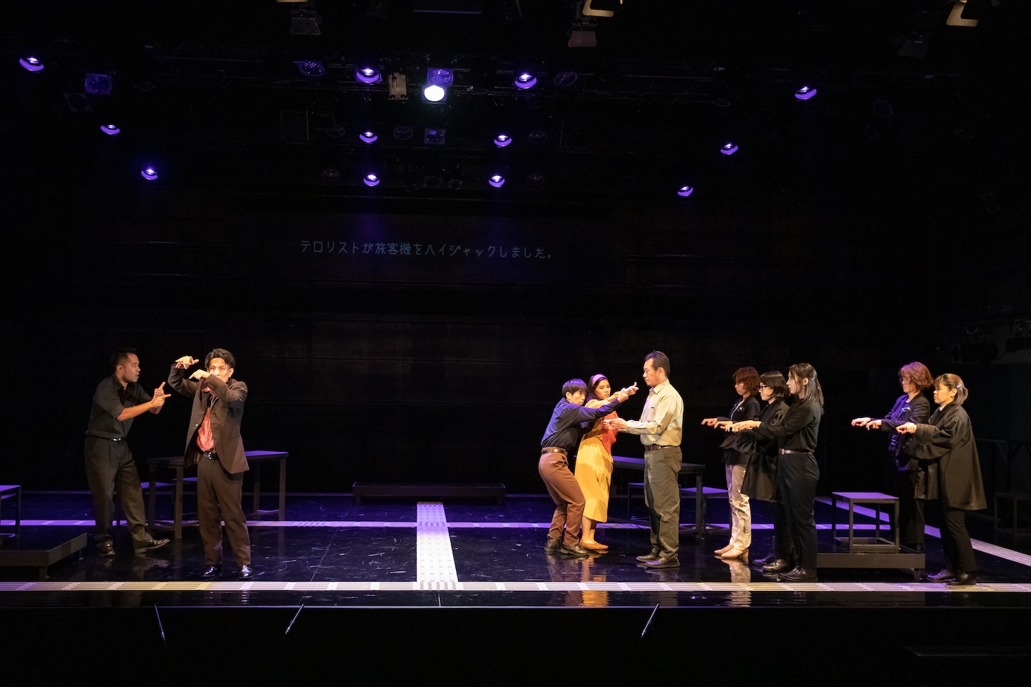神戸アートビレッジセンター（KAVC）プロデュース公演 手話裁判劇「テロ」より。（撮影：河西沙織）