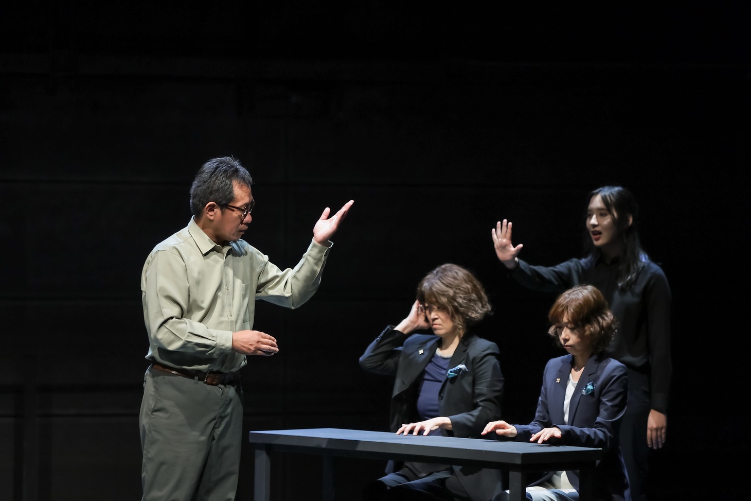 神戸アートビレッジセンター（KAVC）プロデュース公演 手話裁判劇「テロ」より。（撮影：河西沙織）
