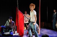 流山児★事務所 宮本研連続上演第2弾「美しきものの伝説」より。（撮影：石川敦子）