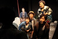 流山児★事務所 宮本研連続上演第2弾「美しきものの伝説」より。（撮影：石川敦子）