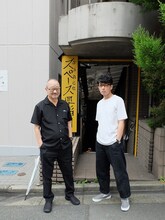 左から流山児祥、西沢栄治。