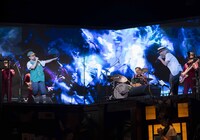 舞台「室温～夜の音楽～」より。（撮影：引地信彦）