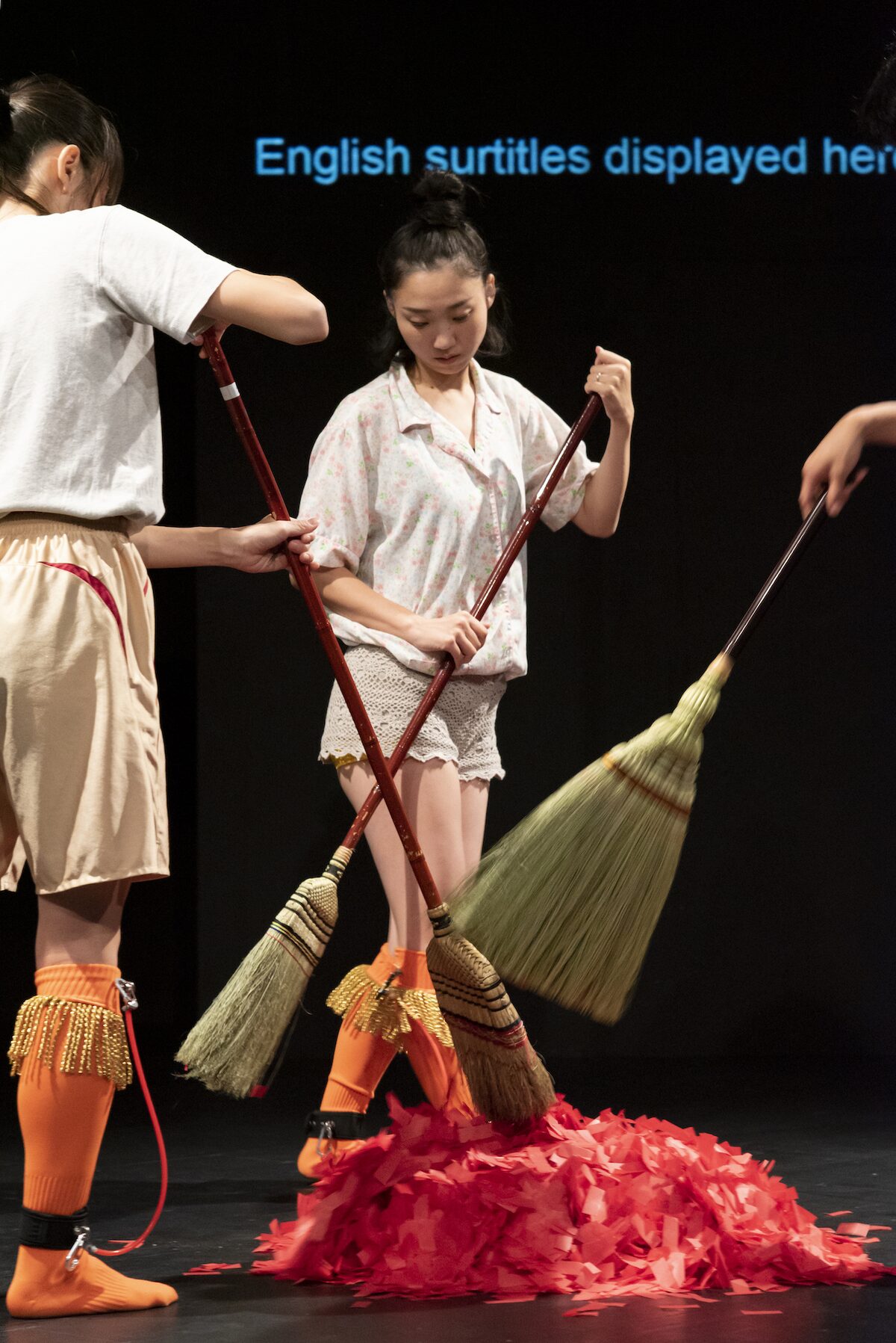 テーマは 月経の再魔術化 チーム チープロ 女人四股ダンス 幕開け 舞台写真 コメントあり ステージナタリー