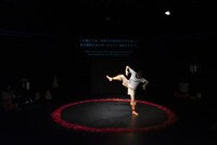 チーム・チープロ「女人四股ダンス」より。（撮影：岡はるか）