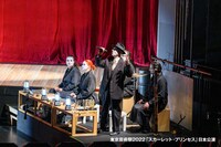 東京芸術祭2022 芸劇オータムセレクション ルーマニア国立ラドゥ・スタンカ劇場「スカーレット・プリンセス The Scarlet Princess」より。（撮影：後藤敦司）