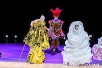 東京芸術祭2022 芸劇オータムセレクション ルーマニア国立ラドゥ・スタンカ劇場「スカーレット・プリンセス The Scarlet Princess」より。（撮影：後藤敦司）