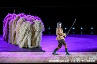 東京芸術祭2022 芸劇オータムセレクション ルーマニア国立ラドゥ・スタンカ劇場「スカーレット・プリンセス The Scarlet Princess」より。（撮影：後藤敦司）