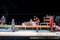 東京芸術祭2022 芸劇オータムセレクション ルーマニア国立ラドゥ・スタンカ劇場「スカーレット・プリンセス The Scarlet Princess」より。（撮影：後藤敦司）