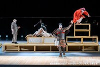 東京芸術祭2022 芸劇オータムセレクション ルーマニア国立ラドゥ・スタンカ劇場「スカーレット・プリンセス The Scarlet Princess」より。（撮影：後藤敦司）