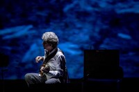 「メルツバウ、バラージ・パンディ、リシャール・ピナス with 志賀理江子」より。（Photo by Yoshikazu Inoue）