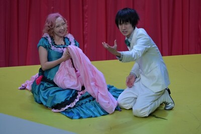 しんゆりシアター「人間ぎらい～メランコリックな恋人 喜劇5幕～」より。（撮影：関口淳吉）