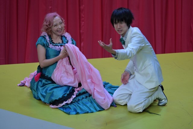 しんゆりシアター「人間ぎらい～メランコリックな恋人 喜劇5幕～」より。（撮影：関口淳吉）