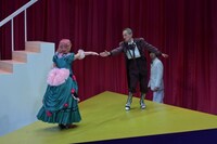 しんゆりシアター「人間ぎらい～メランコリックな恋人 喜劇5幕～」より。（撮影：関口淳吉）