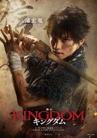 三浦宏規の扮装ビジュアル。（撮影：坂田貴広、デザイン：羽尾万里子、衣裳：中原幸子、ヘアメイク：宮内宏明）