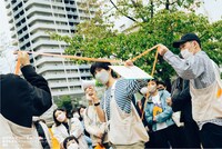 集合写真型パフォーマンス「セレモニー」の様子。